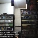 Tampak kondisi bagian dalam toko yang berkedok menjual kosmetik di Jl. Gaga No.1A, Semanan, Kalideres, Jakarta Barat. Etalase berisi produk perawatan tubuh terlihat tersusun rapi, namun lokasi ini diduga digunakan untuk penjualan obat tipe ‘G’ secara ilegal.