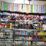 Tampak etalase dan rak produk di salah satu toko kosmetik di Jl. Inspeksi No. 75, Semanan, Kalideres, Jakarta Barat, yang menjadi lokasi pantauan warga terkait dugaan peredaran obat keras ilegal. Sabtu, 22 November 2025.