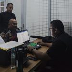 Personel Polresta Tangerang saat menjalani pemeriksaan dan dimintai keterangan oleh Unit Paminal di ruang pemeriksaan internal.
