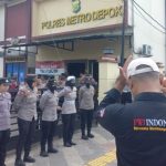 Para personel Polres Metro Depok melakukan pengamanan saat massa dari FWJ Indonesia dan elemen masyarakat menggelar aksi penyampaian aspirasi di halaman Mapolres Metro Depok, Selasa (25/11/2025).