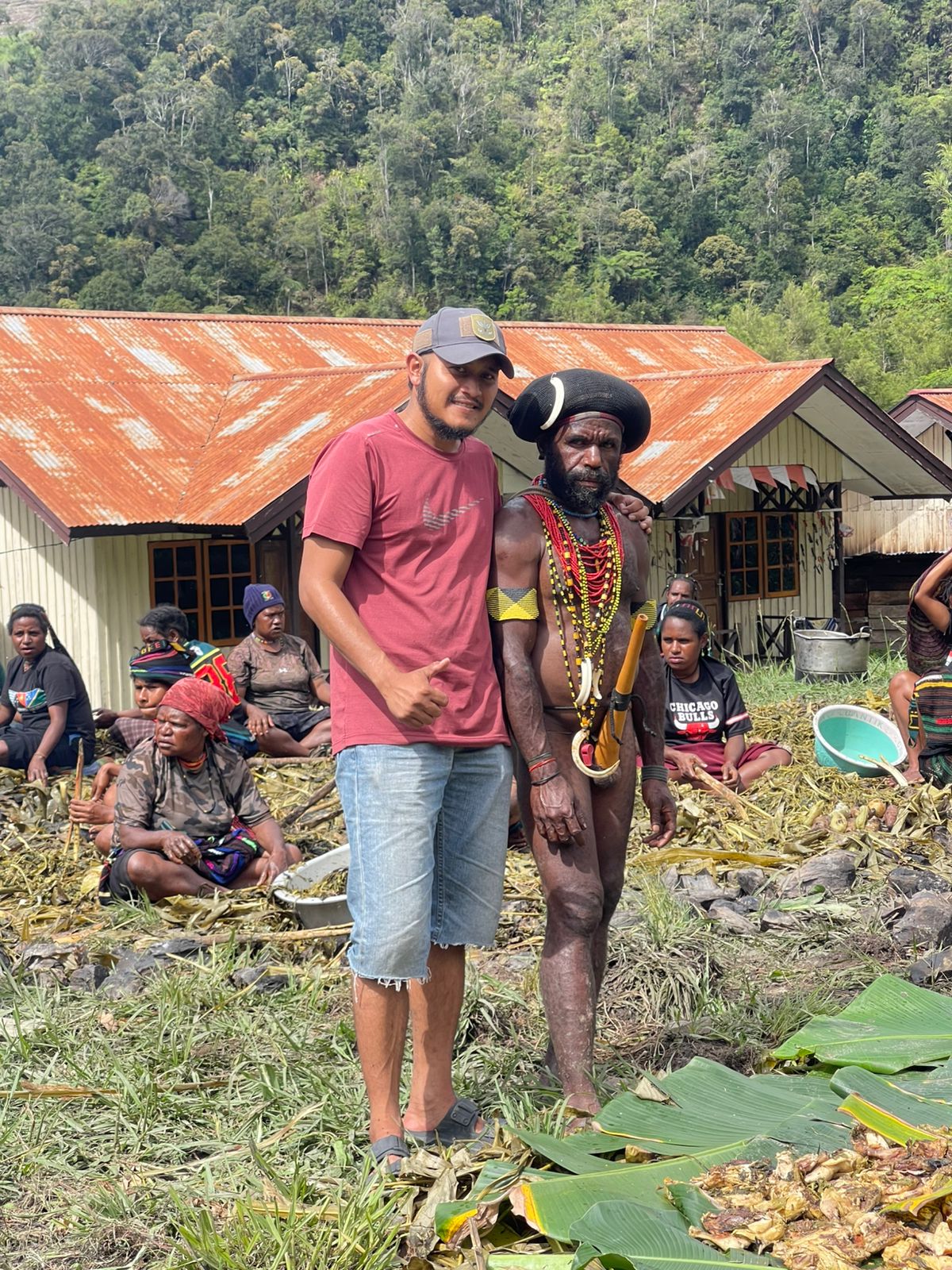 Foto bersama antara Mandala VI dan masyarakat Papua di Distrik Tingginambut sebagai wujud kebersamaan dan persaudaraan. Dok. Istimewa/Baratv.id – Aldino.