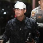 Kedatangan Bupati Lampung Tengah ke Gedung Merah Putih KPK pada malam hari untuk menjalani pemeriksaan setelah operasi tangkap tangan.