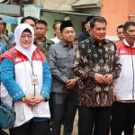Bupati Tangerang Drs. Moch. Maesyal Rasyid, M.Si bersama Kades Karang Tengah H. Koswara, S.IP dan Kadis Koperasi RD Anna Ratna Maemunah, M.Si.*/Dok. Baratv.id