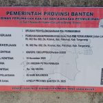 Papan proyek pembangunan jalan lingkungan APBD-P Provinsi Banten 2025 di Desa Kramat, Pakuhaji, Kabupaten Tangerang, yang disorot karena diduga tidak sesuai spesifikasi.