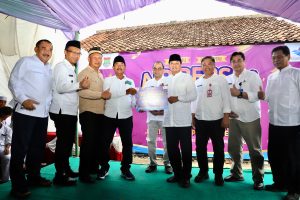 Bupati Tangerang Maesyal Rasyid bersama Dirut PERUMDAM TKR Sofyan Sapar menyerahkan simbolis sambungan air bersih gratis kepada warga terdampak TPA Jatiwaringin