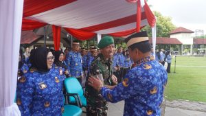 Bupati Tangerang Maesyal Rasyid bersama Wakil Bupati Tangerang Intan Nurul Hikmah berjabat tangan dengan Dandim 0510/Tigaraksa Letkol Inf Yudho Setyono, S.H. usai upacara peringatan Hari Bela Negara ke-77 dan Hari Ibu ke-97 di Tigaraksa.
