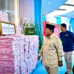 Presiden Prabowo Subianto meninjau simbolisasi hasil penyelamatan keuangan negara senilai Rp6,6 triliun saat penyerahan laporan capaian Satgas Penertiban Kawasan Hutan (Satgas PKH) di Kompleks Kejaksaan Agung RI, Jakarta, Rabu (24/12/2025).