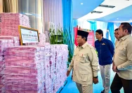 Presiden Prabowo Subianto meninjau simbolisasi hasil penyelamatan keuangan negara senilai Rp6,6 triliun saat penyerahan laporan capaian Satgas Penertiban Kawasan Hutan (Satgas PKH) di Kompleks Kejaksaan Agung RI, Jakarta, Rabu (24/12/2025).