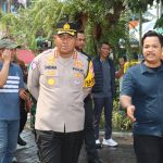 Kapolresta Tangerang Kombes Pol Andi Muhammad Indra Waspada Amirullah saat melakukan pemantauan langsung pengamanan di kawasan objek wisata Wonders of World (WoW) Citra Raya, Kabupaten Tangerang, pada libur Natal 2025. (Dok. Baratv.id)