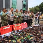 Pemusnahan ribuan botol minuman keras ilegal oleh Polresta Tangerang saat Rilis Akhir Tahun 2025 sebagai komitmen menjaga keamanan dan ketertiban masyarakat.
