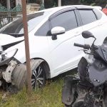 Kondisi mobil Honda Jazz berwarna putih mengalami kerusakan parah di bagian depan usai terlibat kecelakaan beruntun dengan sejumlah sepeda motor di Jalan Raya Citeras–Rangkasbitung, Kabupaten Lebak, Banten.