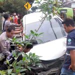 Petugas dan warga mengevakuasi mobil Honda Jazz usai kecelakaan beruntun di Jalan Citeras–Rangkasbitung, Lebak.