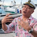 Ariyanto Bakri di dermaga bersama kapal mewah yang disita Kejaksaan dalam kasus dugaan suap hakim. (Tangkapan layar media sosial)