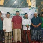 Pengurus dan tokoh NU berfoto bersama usai Musyawarah Ranting NU Kelurahan Penjaringan di Masjid Nurul Hikmah, Muara Baru, Sabtu malam (3/1/2026).
