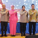 Kombes Pol Sumarni bersama jajaran dan Forkopimda saat prosesi serah terima jabatan Kapolres Metro Bekasi di Gedung Promoter Mapolres Metro Bekasi, Cikarang Utara, Rabu (7/1/2026).