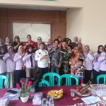 Foto bersama Kepala Desa Bunder, LPK-AKI, FWJI Kuningan, Babinsa, PKK, dan warga usai Sosialisasi Pengelolaan Sampah di Aula Desa Bunder, Kecamatan Cidahu, Kuningan, Kamis (8/1/2026).