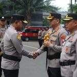 Wakapolda Metro Jaya menyerahkan penghargaan Posyan Terbaik Operasi Lilin Jaya kepada Polres Metro Jakarta Utara.
