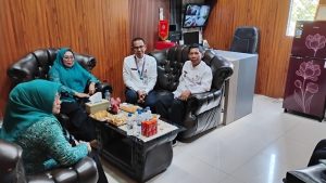 Ibu Sekcam Pagedangan Ny. Parli Gusriadi bersama Kepala Desa Karang Tengah H. Koswara, S.IP dan Kepala Puskesmas Karang Tengah Dr. Zairin Rambe, M.K.M saat koordinasi penguatan layanan posyandu di Desa Karang Tengah, Kabupaten Tangerang.