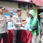 Kapolres Metro Tangerang Kota menyalurkan bantuan sembako Jumat Peduli Jaga Jakarta kepada pengemudi ojek online Kamtibmas Batuceper.