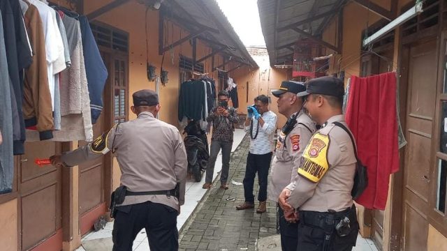 Suasana olah TKP polisi di Kampung Nalagati, Panongan, Kabupaten Tangerang, usai penemuan mayat pria di dalam kontrakan.