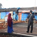 Kontras jalan beraspal mulus dan hunian sementara warga di perbatasan Bogor–Lebak mencerminkan ketimpangan pembangunan antardaerah.