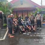 Petugas Polsek Jatiuwung, Polres Metro Tangerang Kota mengamankan tiga pelaku curanmor beserta barang bukti berupa sepeda motor hasil kejahatan dan kunci letter T di Mapolsek Jatiuwung, Kecamatan Jatiuwung, Kota Tangerang, Sabtu (11/1/2026).