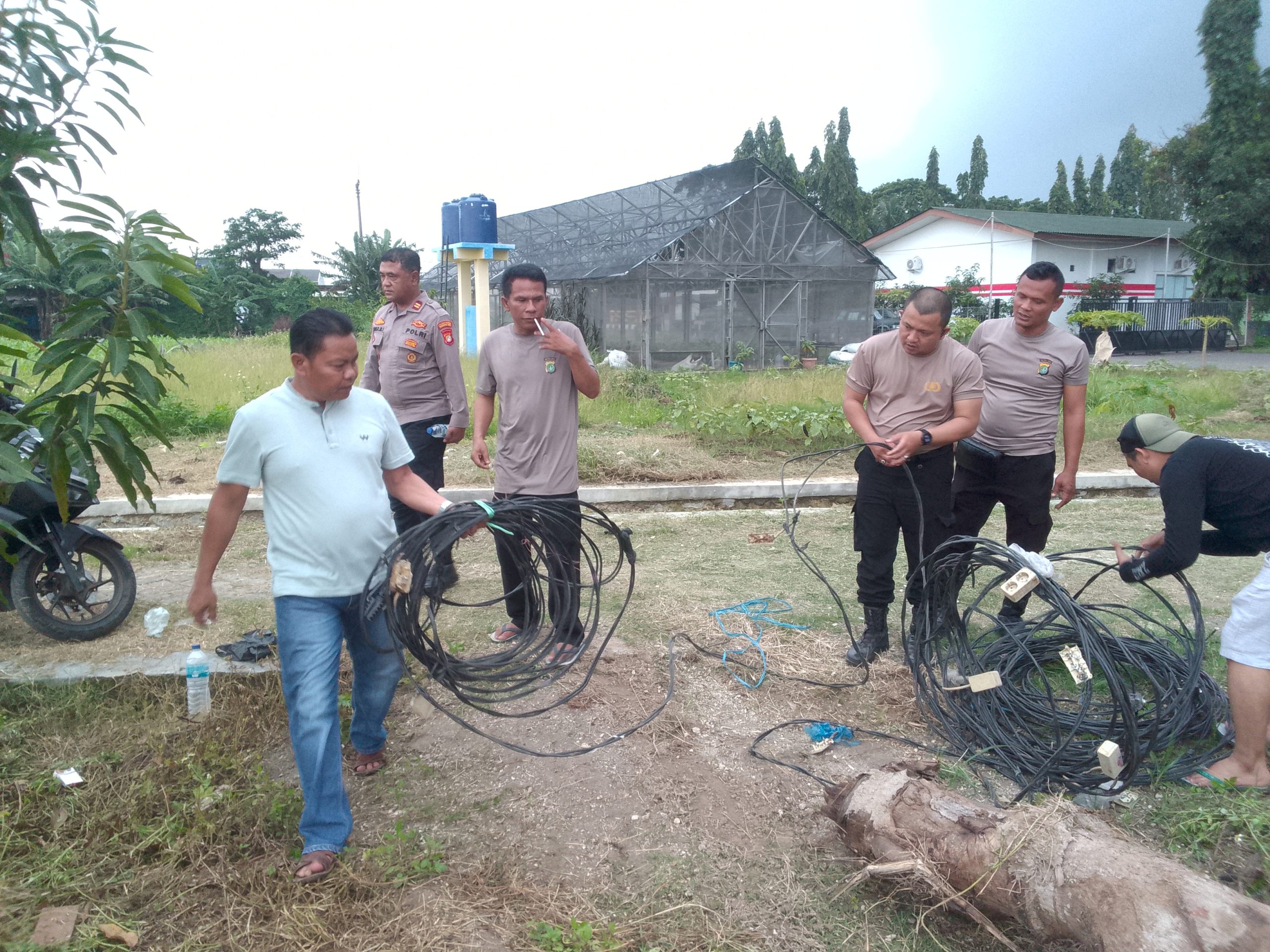 Wakapolsek Sepatan IPTU Reynold R. L. bersama jajaran mengecek kabel listrik pada giat persiapan Zoom Meeting Ketahanan Pangan Kuartal I acara Pusargo di Desa Sarakan, Kecamatan Sepatan, Kabupaten Tangerang, Selasa (7/1/2026).