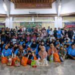 Santunan anak yatim Yayasan ALFAKIR Banten bersama Alumni STM Camp Java dalam kegiatan wisata religi di Anyer, Banten.