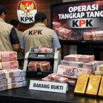 Ilustrasi: Barang bukti uang tunai, mata uang asing, dan logam mulia yang menggambarkan dugaan praktik suap pemeriksaan pajak dengan modus “all in” di lingkungan Direktorat Jenderal Pajak.