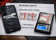 Barang bukti kasus penyalahgunaan narkotika jenis sabu yang diamankan Unit Reskrim Polsek Pinang di wilayah Jatiuwung, Kota Tangerang, berupa tiga paket sabu seberat total 1,5 gram, satu unit telepon genggam, dan timbangan digital, Senin (19/1/2026).