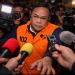 Bupati Pati, Sudewo, yang telah ditetapkan sebagai tersangka kasus dugaan korupsi terkait pengisian jabatan perangkat desa, digiring petugas Komisi Pemberantasan Korupsi (KPK) usai menjalani pemeriksaan.