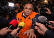 Bupati Pati, Sudewo, yang telah ditetapkan sebagai tersangka kasus dugaan korupsi terkait pengisian jabatan perangkat desa, digiring petugas Komisi Pemberantasan Korupsi (KPK) usai menjalani pemeriksaan.