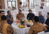 Camat Curug berdialog dengan tokoh masyarakat dalam Musrenbang Kecamatan Curug, Kabupaten Tangerang. (Foto: Baratv.id)