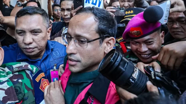 Terdakwa kasus dugaan korupsi proyek Chromebook Kemendikbudristek dikawal ketat aparat dan menjadi sorotan awak media usai sidang di Pengadilan Tipikor Jakarta.