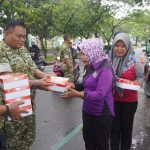 Aksi sosial TNI berbagi paket makanan untuk warga dan pengguna jalan sebagai wujud kemanunggalan dengan rakyat