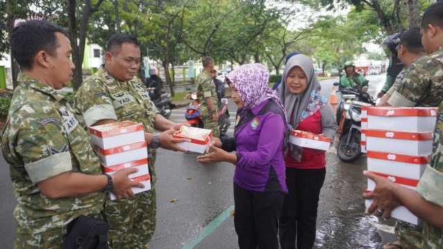 Aksi sosial TNI berbagi paket makanan untuk warga dan pengguna jalan sebagai wujud kemanunggalan dengan rakyat