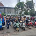 Layanan penukaran uang pecahan dari Bank Indonesia diserbu ratusan warga untuk persiapan Lebaran 2026