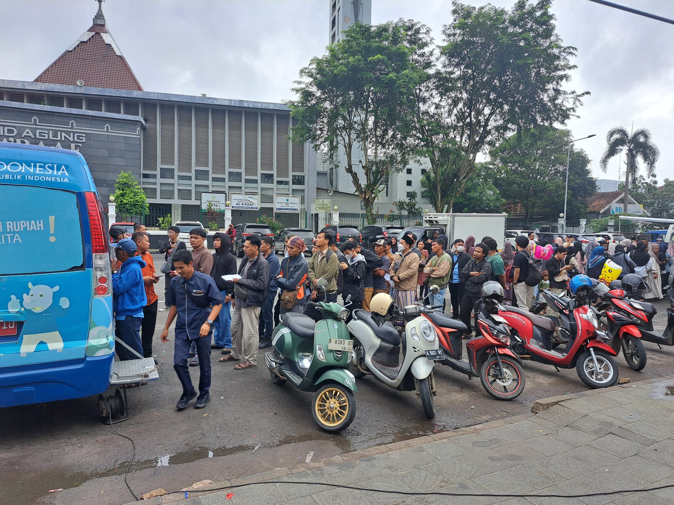 Layanan penukaran uang pecahan dari Bank Indonesia diserbu ratusan warga untuk persiapan Lebaran 2026