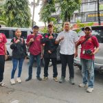 Wakil Direktur LBH Harimau Raya Saiful SH membagikan takjil Ramadhan 1447 H kepada pejalan kaki di Kalideres Jakarta Barat