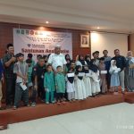 Puluhan anak yatim menerima santunan dalam kegiatan sosial Ramadan yang digelar BaraTV di Hotel Le Semar Tangerang dengan dukungan Paragon Technology and Innovation.