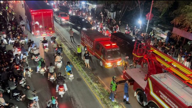 Diduga Depresi Akibat Masalah Keluarga, Polisi Evakuasi Pria dari Papan Reklame di Batuceper