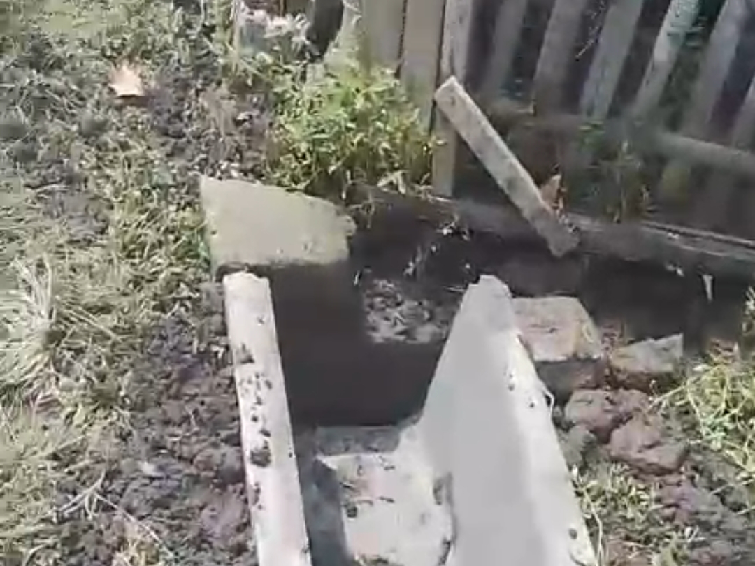 U-ditch pada proyek pembangunan saluran air di Desa Buaran Bambu, Kecamatan Pakuhaji, Kabupaten Tangerang, tampak tidak tersambung ke saluran pembuangan yang jelas. Kondisi pemasangan terlihat tidak rapi, dengan material yang mengalami retak serta area sekitar berlumpur, sehingga menimbulkan dugaan bahwa aliran air belum memiliki arah pembuangan yang pasti.