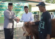 Dandim 0510/Tigaraksa Letkol Inf Yudho Setyono, S.H. menyerahkan hewan kurban secara simbolis pada peringatan Idul Adha 1447 H di Makodim 0510/Tigaraksa, Tangerang, Rabu (27/5/2026).