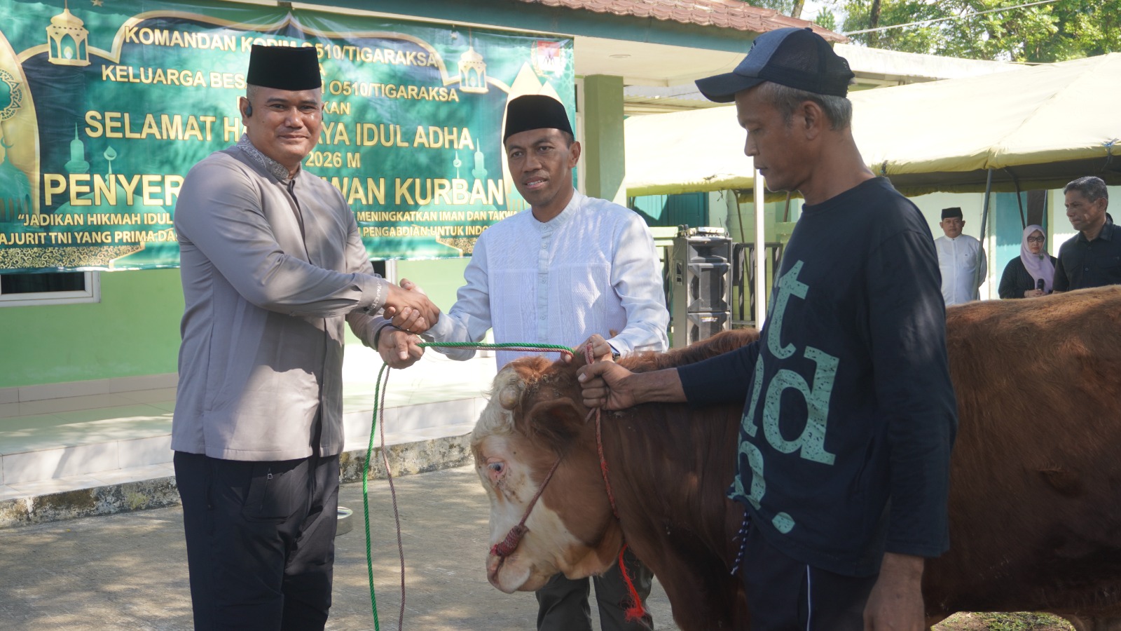 Dandim 0510/Tigaraksa Letkol Inf Yudho Setyono, S.H. menyerahkan hewan kurban secara simbolis pada peringatan Idul Adha 1447 H di Makodim 0510/Tigaraksa, Tangerang, Rabu (27/5/2026).