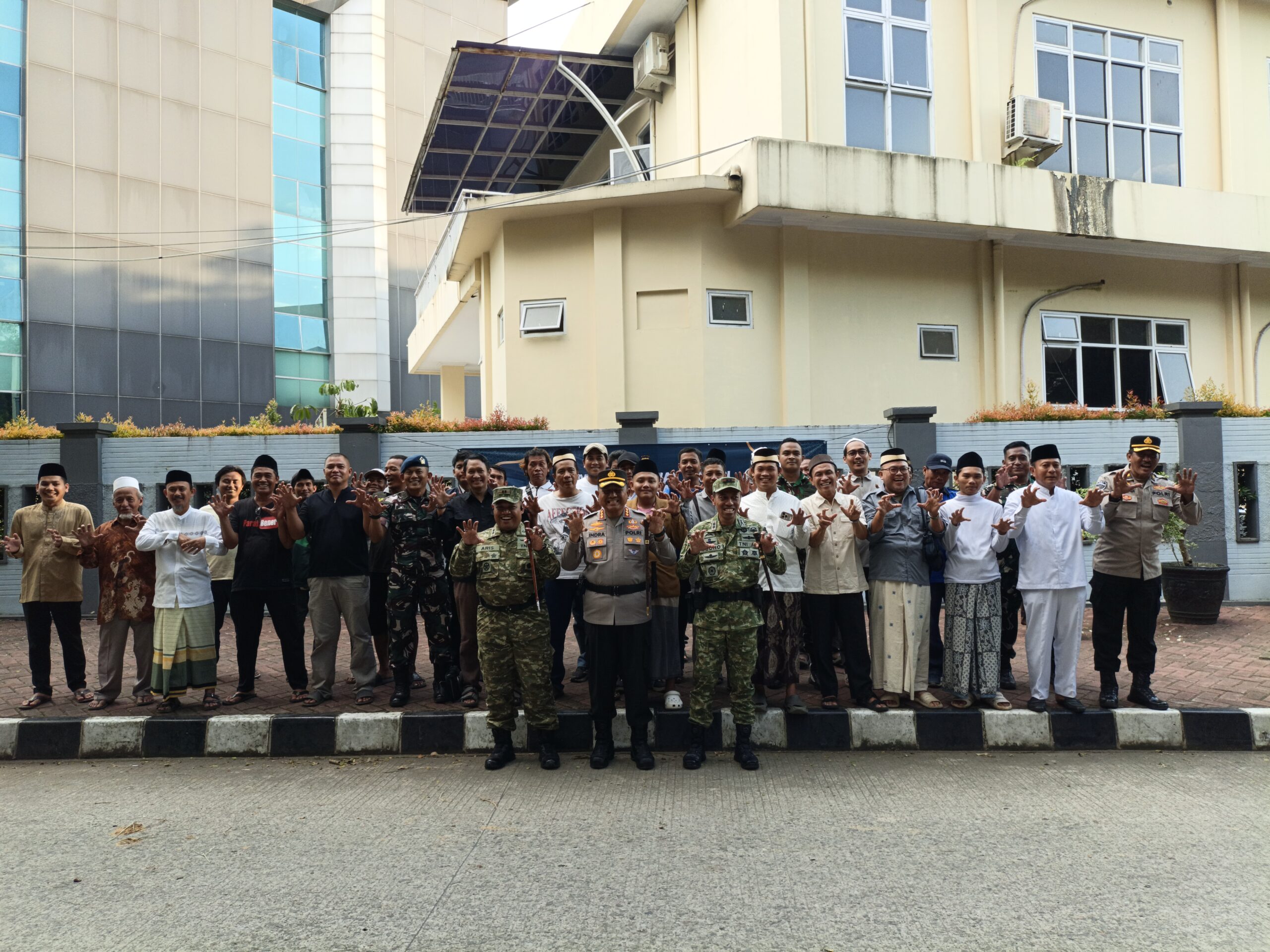 Kapolresta Tangerang Kombes Pol. Andi Muhammad Indra Waspada Amirullah, S.H., S.I.K., M.M., M.Si. bersama jajaran TNI, tokoh agama, tokoh masyarakat, dan warga usai kegiatan penyaluran hewan kurban Iduladha di lingkungan Polresta Tangerang. Sebanyak 24 ekor sapi dan 39 ekor kambing disalurkan kepada masyarakat yang membutuhkan.Foto Istimewa: Baratv.id/Aris_Red