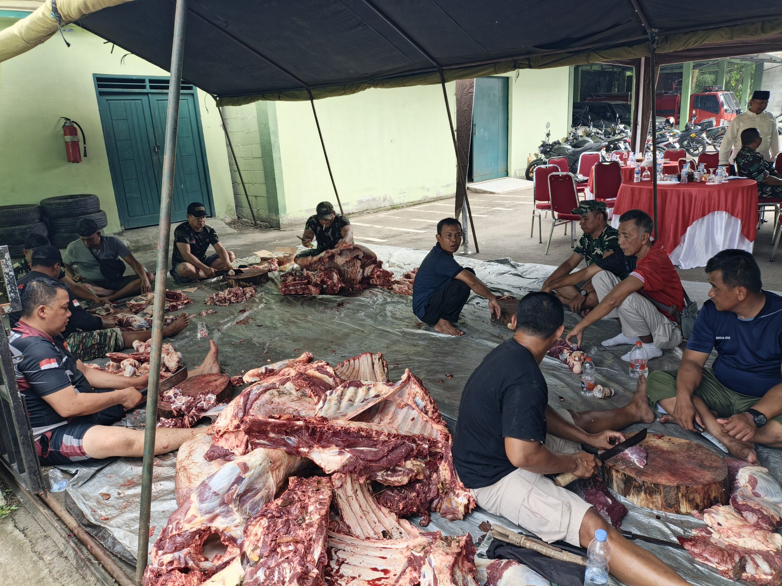 Personel Kodim 0510/Tigaraksa bersama panitia melakukan proses pencacahan daging kurban sebelum dibagikan kepada masyarakat di Makodim 0510/Tigaraksa, Tangerang, Rabu (27/5/2026).