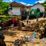 Jalan Menuju Curug Banteng Rusak Parah, Warga Sukabumi Gotong Royong Tanpa Bantuan Pemerintah