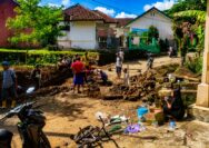 Jalan Menuju Curug Banteng Rusak Parah, Warga Sukabumi Gotong Royong Tanpa Bantuan Pemerintah