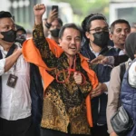 Roy Suryo dikawal petugas saat pelimpahan tahap II di Kejaksaan Negeri Jakarta Selatan, Senin (22/6/2026).Foto: ANTARA/Sulthony Hasanuddin.