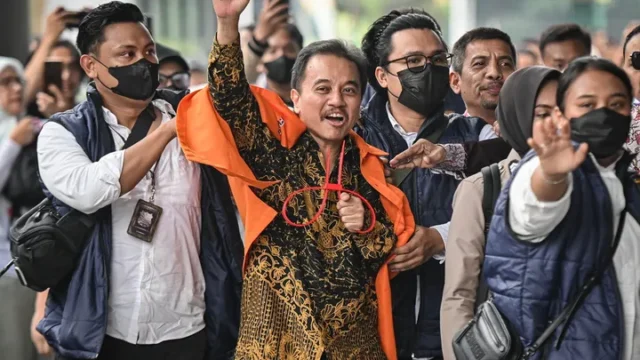 Roy Suryo dikawal petugas saat pelimpahan tahap II di Kejaksaan Negeri Jakarta Selatan, Senin (22/6/2026).Foto: ANTARA/Sulthony Hasanuddin.